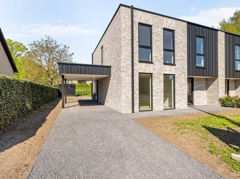 In het rustige hart van Opitter, midden in het GrensPark Kempenbroek en aan de oever van de Itterbeek, bevindt zich deze energie-neutrale nieuwbouwwon