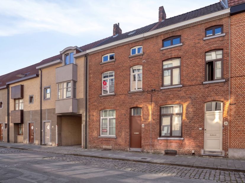 Cette maison récente allie une excellente accessibilité à un confort de vie moderne. Grâce à son emplacement stratégique juste à l'extérieur de la pér