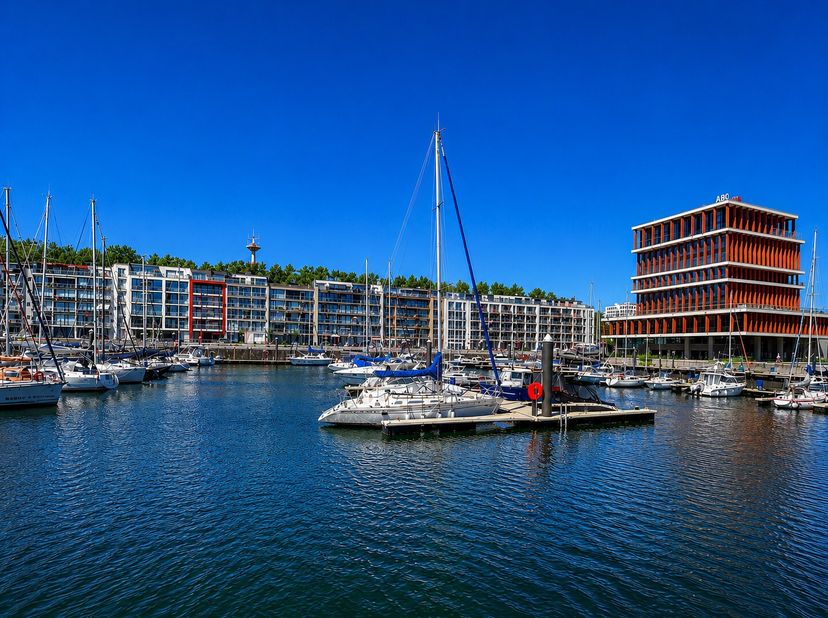 Ruim en perfect onderhouden appartement met 2 slaapkamers en een mooi zonneterras. Genieten van de zon en het mooie zicht over de jachthaven van Zeebr