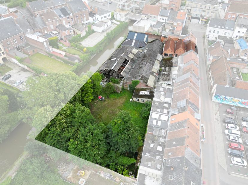 SITE DE PROJET CENTRALEMENT SITUÉ D’ENVIRON 2.200 M² AU CŒUR DE LESSINES<br />
Ce site combine un emplacement exceptionnel avec un potentiel de dévelo