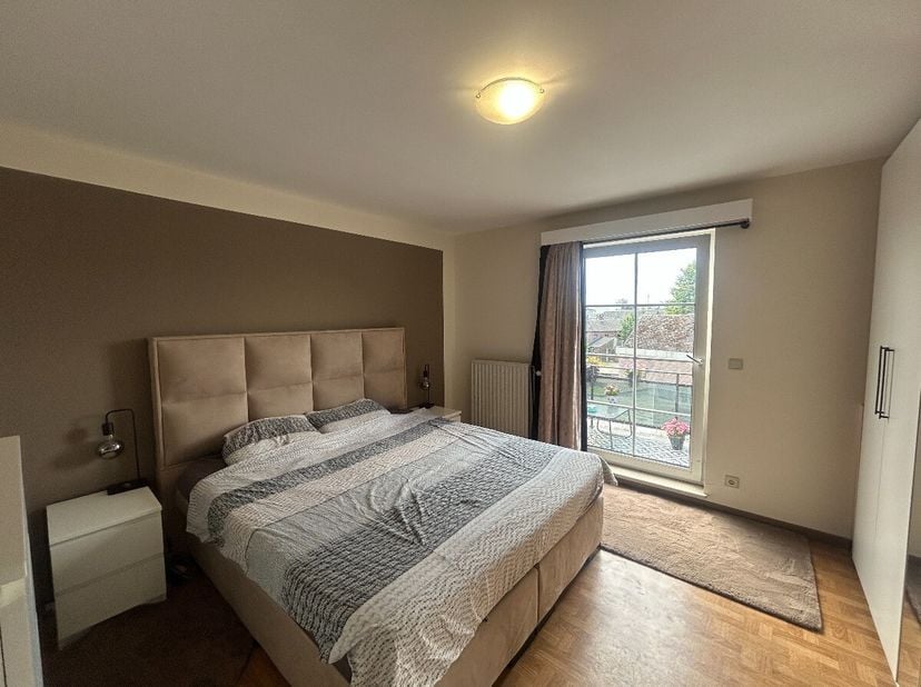 Gezellig appartement te Hamont-centrum:Indeling: inkomhal, 2 slaapkamers, balkon, badkamer, toilet, woonkamer, keuken, wasplaats &amp; garage.Uitstekende