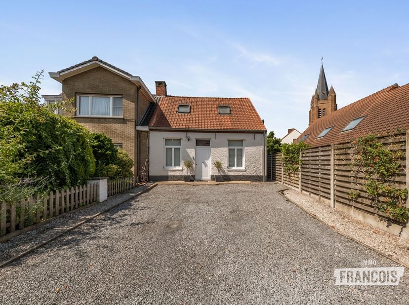 Deze instapklare woning in het hart van Ruddervoorde is ideaal voor jonge starters of iemand die op zoek is naar een makkelijk te onderhouden woning m
