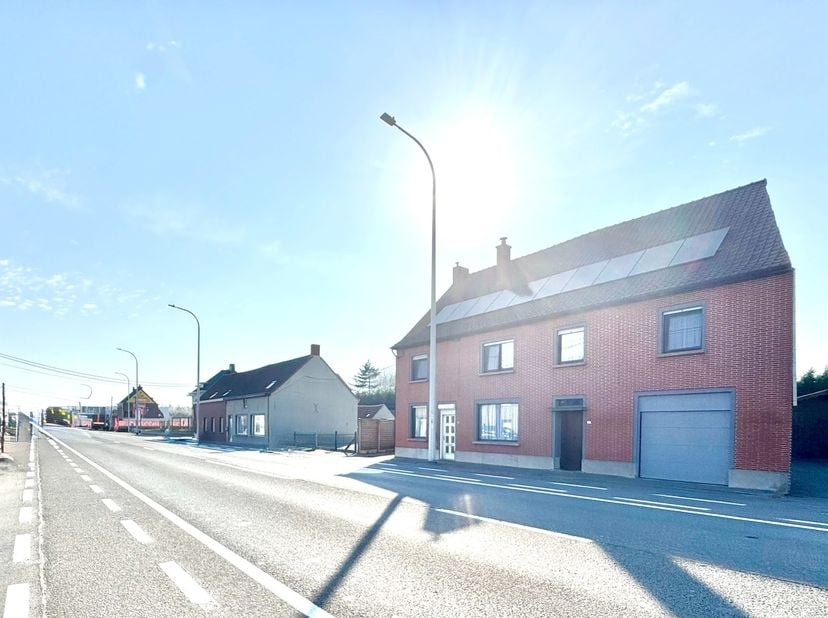 Twee woningen of kangoeroewoonst te koop op 1.121 m²; Indeling woning nr 359: Inkom, woonkamer, keuken, wasplaats, badkamer met douche, apart toilet,