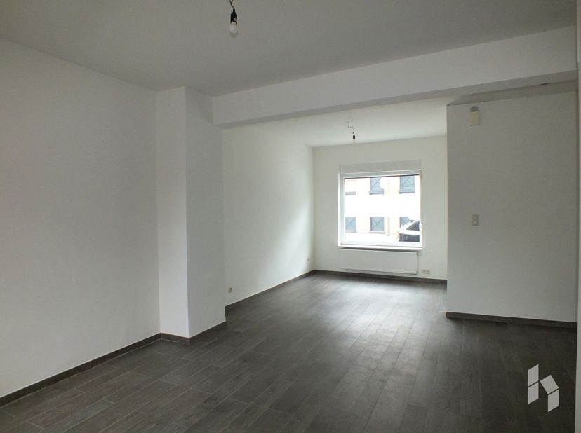 Gerenoveerde stadswoning ( 130 m²) met 2 slaapkamers, een garage en autostaanplaats in het centrum van Lommel.<br />
INDELING: <br />
Gelijkvloers: in