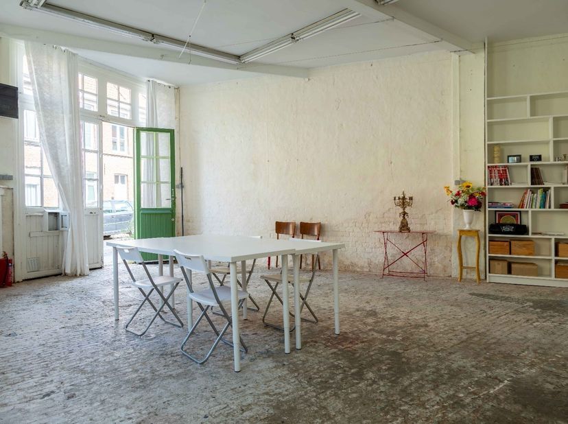 Pand voor gemengd gebruik  bestaande uit een mooi,  inspirerend atelier met erboven een duplex appartement in het pitoreske en populaire Sint-Gilliskw