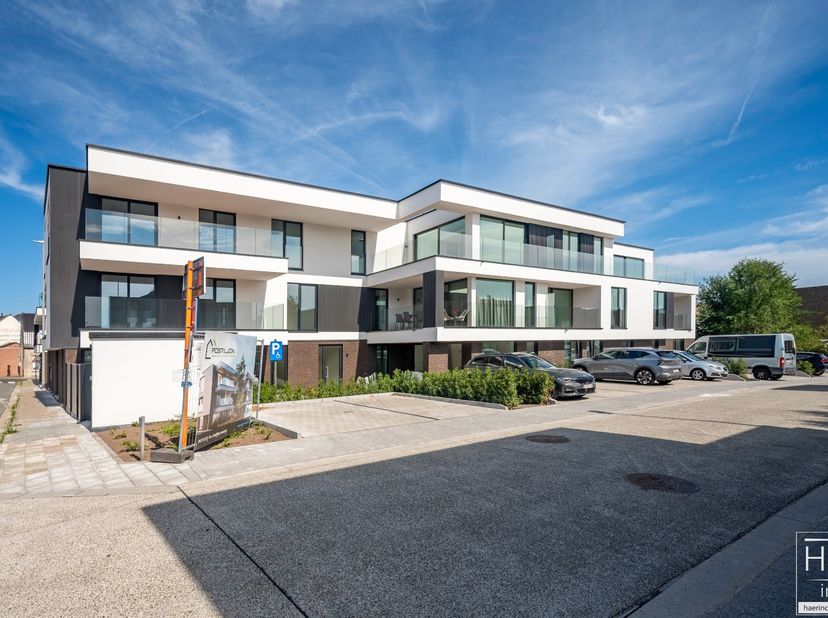De ligging<br />
Dit luxueus appartement is gelegen op de tweede verdieping van de nieuwe residentie "Postiljon", nabij het centrum van Kruishoutem en