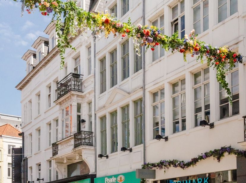 LIGGING<br />
Ontdek deze exclusieve eigendom gelegen in de prestigieuze residentie “Dulle Griet Garden”, waar stedelijke elegantie en groene serenite