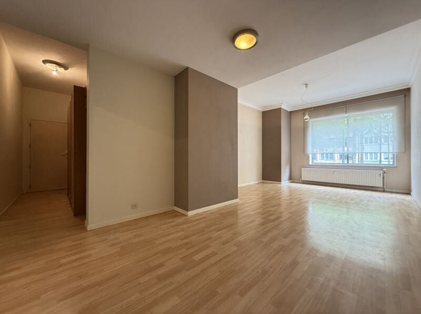 Uccle, sur la prestigieuse Avenue Winston Churchill, à proximité des commerces et transports en communs, au 1er étage d'un immeuble calme, studio de +