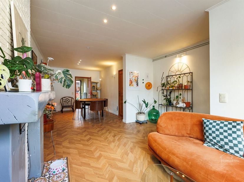 Instapklaar rijhuis met 2 slaapkamers, vernieuwde keuken en badkamer in Hemiksem<br />
Bent u op zoek naar een gezellige en instapklare woning op een