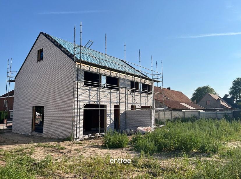 De werken zijn aangevat van deze volumineuze woningen met vergezichten.<br />
<br />
6% BTW is mogelijk!<br />
<br />
Alle hedendaags comfort is voorz