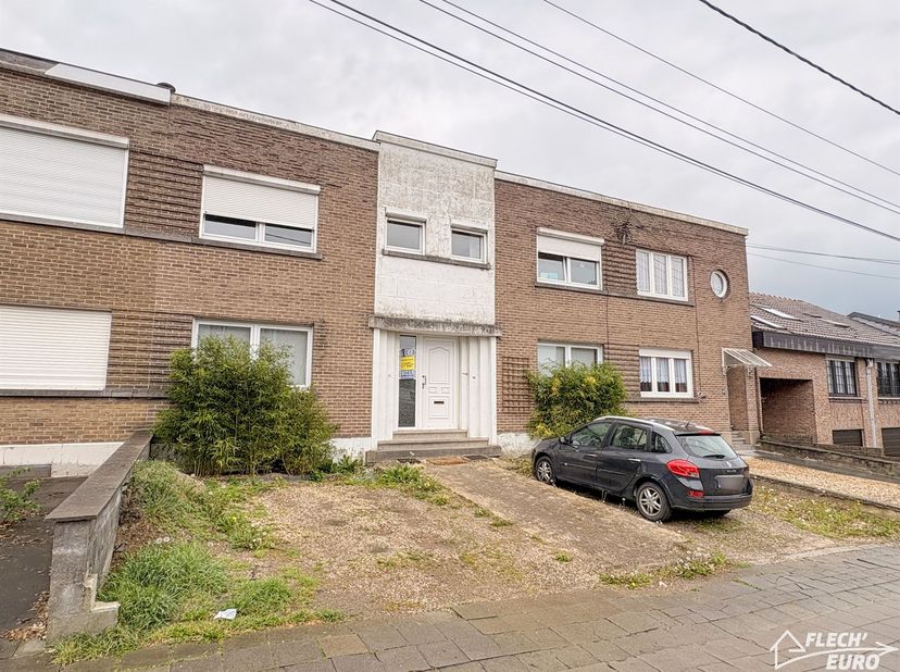 Située dans un quartier calme et prisé des hauteurs verviétoises, cette maison aux beaux volumes offre un excellent potentiel daménagement.<br />
Le r