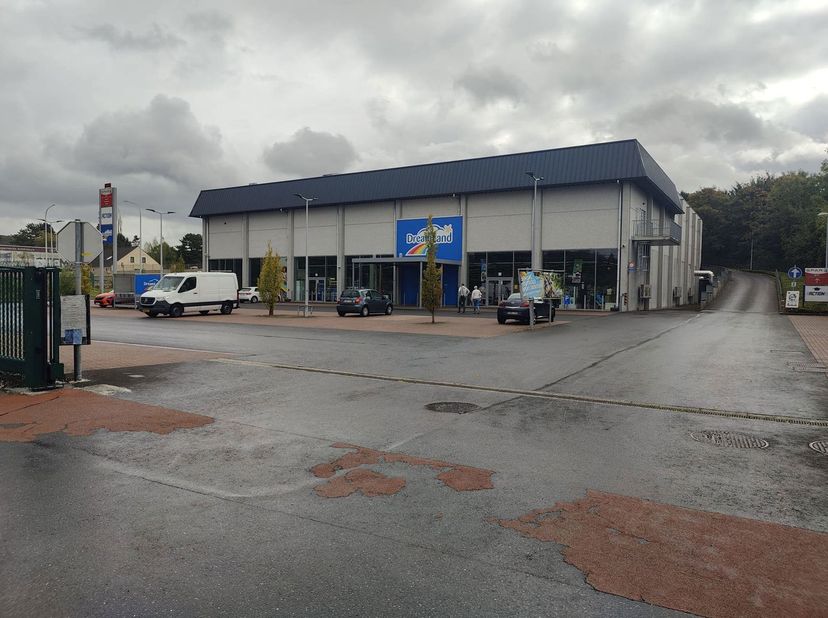 Ancien magasin Dreamland à louer à Laneffe.<br />
Il s’agit d’une surface commerciale de ± 1.784 m², située dans une zone de retail périphérique avec