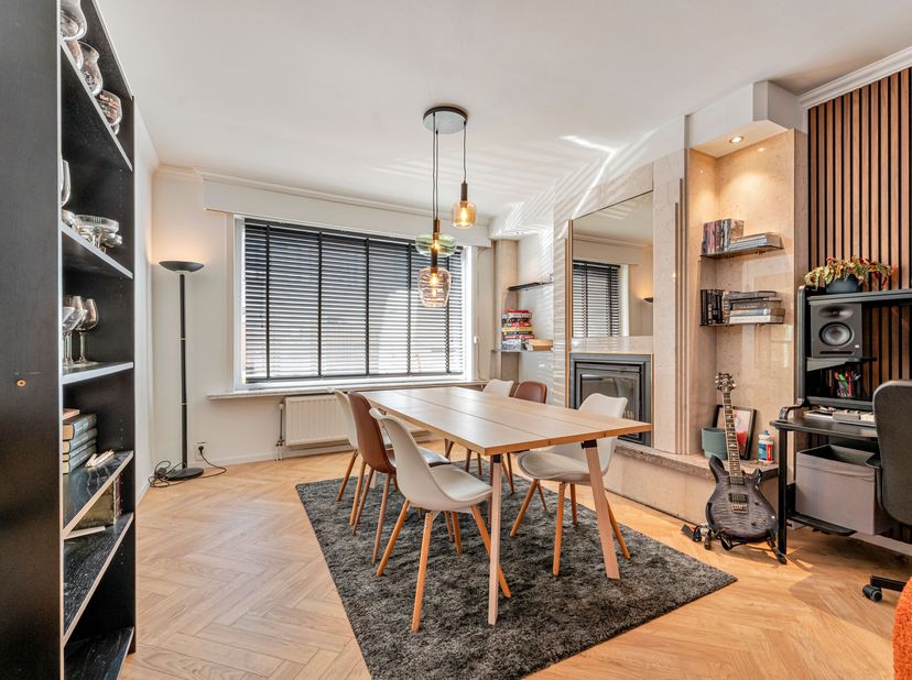 Woning met 3 slaapkamers te huur in Menen!<br />
We komen binnen via de inkomhal die rechtstreeks toegang geeft aan de leefruimte met een volledig ver
