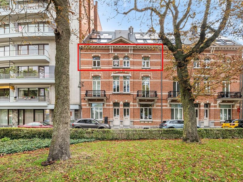 Drie-slaapkamer appartement op toplocatie!<br />
Ligging: Dit appartement ligt op het Kolonel Dusartplein, een centraal plein in Hasselt dat bekendsta