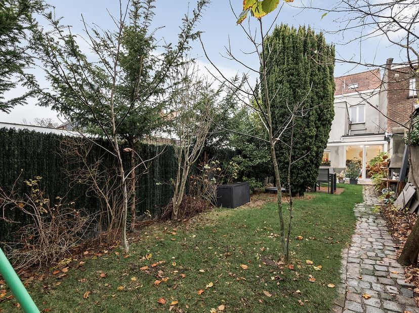 Située dans un quartier résidentiel calme et agréable, également réputé pour son caractère familial, découvrez cette habitation entièrement rénovée en