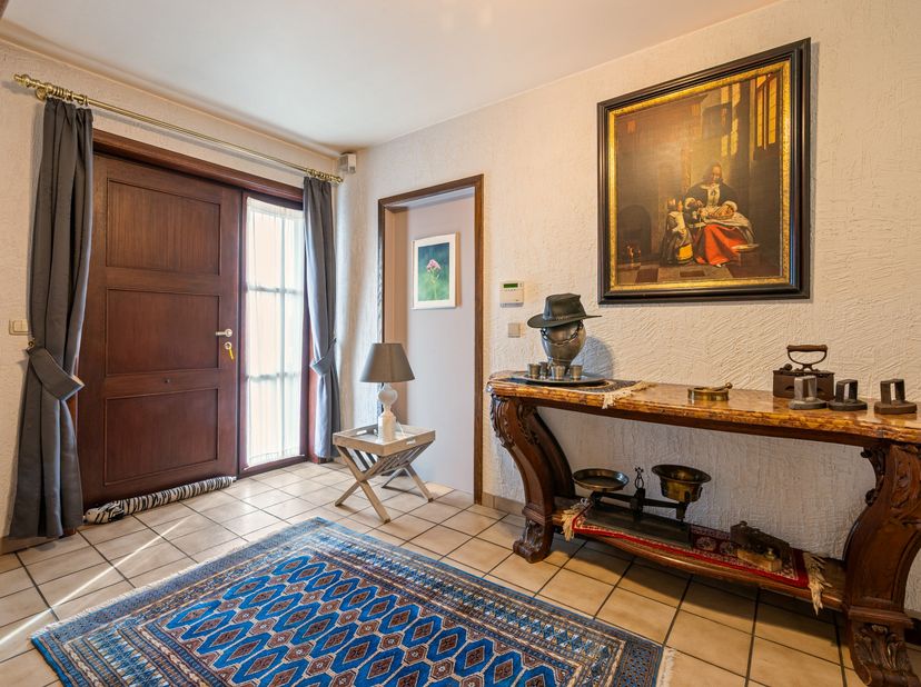 Langs de Kiezel Kleine Brogel in Peer bevindt zich deze uitzonderlijk veelzijdige handelswoonst waar wonen en ondernemen naadloos samenkomen. Een eige
