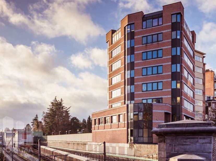 Espace de bureau de 425 m² à louer à Etterbeek.<br />
Situé à quelques minutes du quartier européen, avec une station de métro juste devant l’immeuble