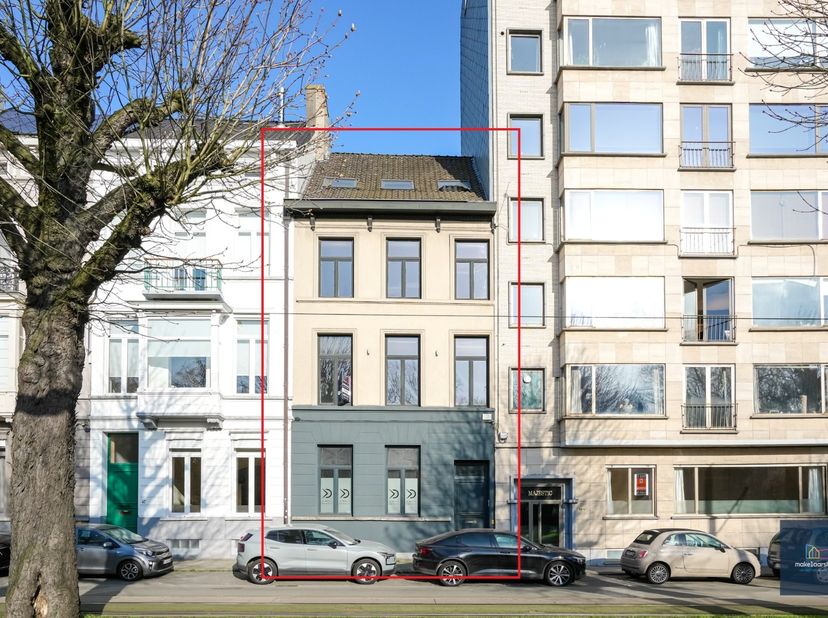 te  Hubert Frère-Orbanlaan, met uitzicht op het Zuidpark,  bevindt zich dit ruim  herenhuis met een woonoppervlakte van 243 m² volgens EPC zonder keld