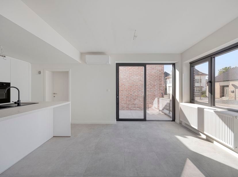 TOTAAL GERENOVEERD GELIJKVLOERS APPARTEMENT MET 1 SLAAPKAMER, KNAP TERRAS EN GEMEENSCHAPPELIJKE BERGING IN KORTESSEM-CENTRUM (HASSELT) !<br />
Pal in
