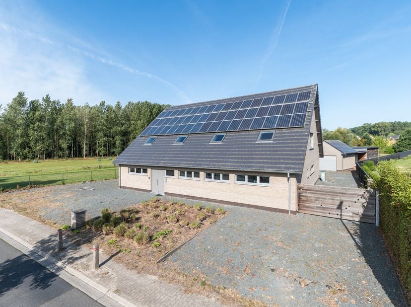 Cette villa incroyablement spacieuse de 2014 est située sur un terrain spacieux de 20a 94ca dans un quartier calme et rural d'Affligem. Avec 435 m² de