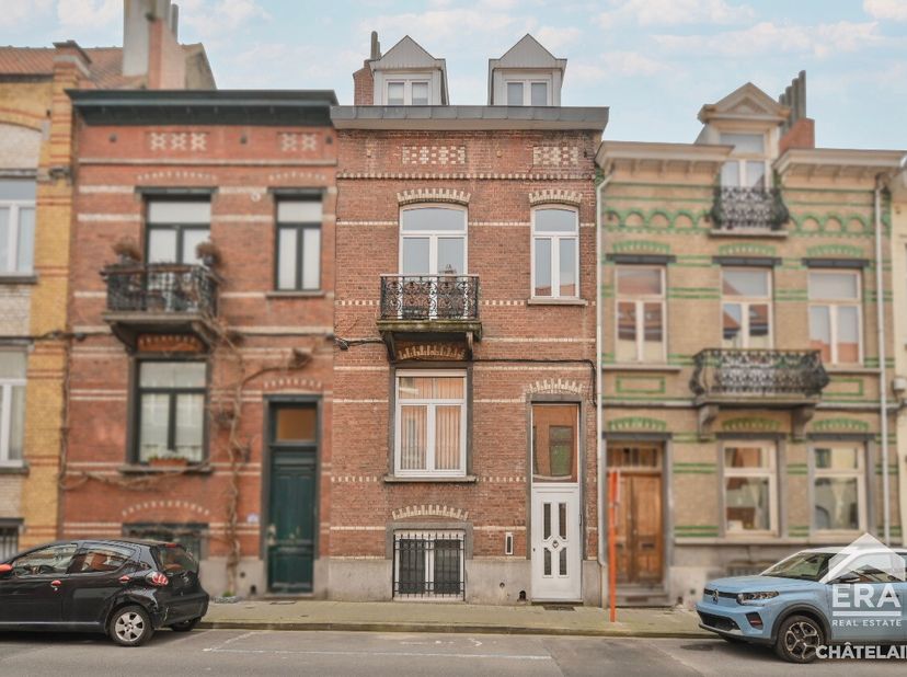 Schaerbeek : Spacieuse maison à vendreCette spacieuse maison à rénover de 200 m² vous séduira par ses volumes généreux et ses nombreuses possibilités