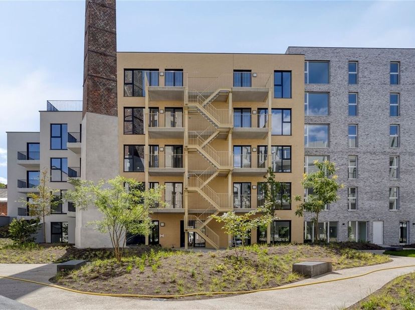 STUDIO CONFORTABLE AVEC TERRASSE DANS UN NOUVEAU QUARTIER RÉSIDENTIEL <br />
Situation : Ce studio récemment livré se trouve dans la résidence John Ma