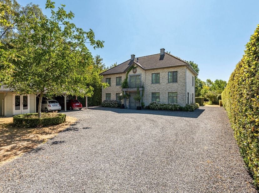 Exclusieve villa te Sint-Job-in-'t-Goor<br />
In een rustige en residentiële villawijk in Sint-Job-in-'t-Goor bevindt zich deze uitzonderlijk ruime vi