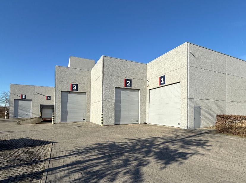 Bedrijfsgebouw gesitueerd op toplocatie langs E17 (Antwerpen-Gent) bereikbaar via de nieuwe afrit Zwijndrecht.&amp;nbsp;<br />
<br />
Site beschikt over e