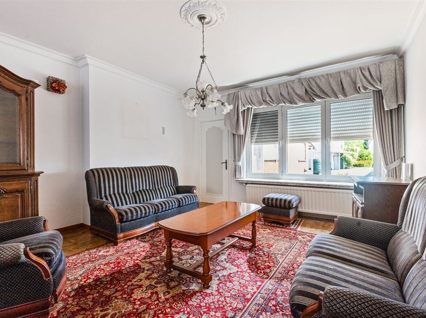 Maison à rafraîchir comprenant 3 chambres, située dans le centre de Larum.<br />
Depuis le hall d'entrée, on accède au salon. Celui-ci est spacieux et