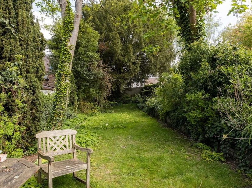 Cette maison de maître unique est à vendre dans le centre de Geraardsbergen.<br />
La maison dispose d'un hall d'entrée spacieux doté d'un sol en mosa