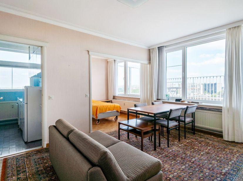 Locatie: Dit studio-appartement is gelegen in een uitstekend onderhouden gebouw op zeer centrale locatie te Berchem. Verschillende scholen, buurtwinke
