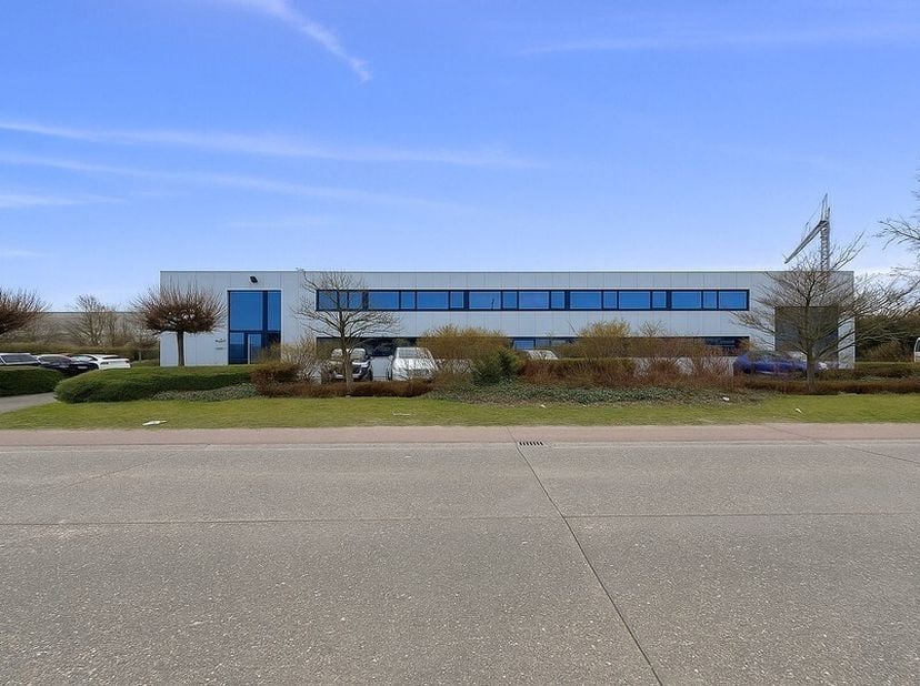 280m² mooi ingerichte en ingedeelde kantoorruimte op eerste verdieping met 10 parkeerplaatsen<br />
Ligging: in de KMO-zone Kapelleveld te Wommelgem,