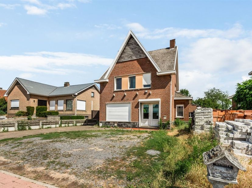 Te renoveren open bebouwing met 3 slaapkamers en garage op een perceel van 832 m²<br />
Locatie:<br />
Deze open bebouwing is gunstig gelegen aan de T