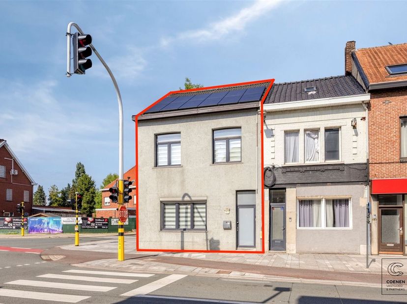 Deze ruime woning met een bewoonbare oppervlakte van 183 m² en vier slaapkamers is uitstekend gelegen en biedt een comfortabele indeling voor het hele