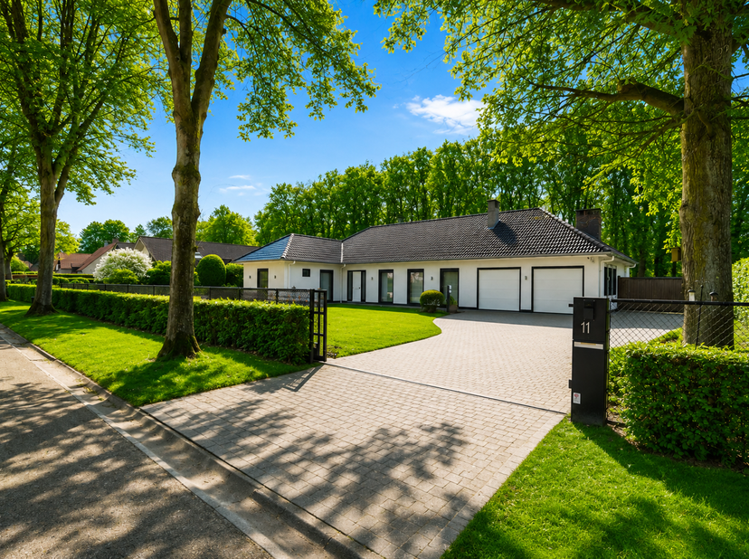 Stijlvol gerenoveerde gelijkvloerse villa op toplocatie in Schilde op een zuidgericht perceel van ca. 2.028 m²<br />
Gelegen in een uiterst rustige st