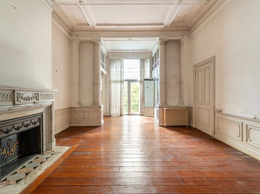 Doe een bod vanaf 760.000 euro.<br />
<br />
Ideaal gelegen aan de Quai de Rome, in de directe nabijheid van het historische centrum van Luik en de wi