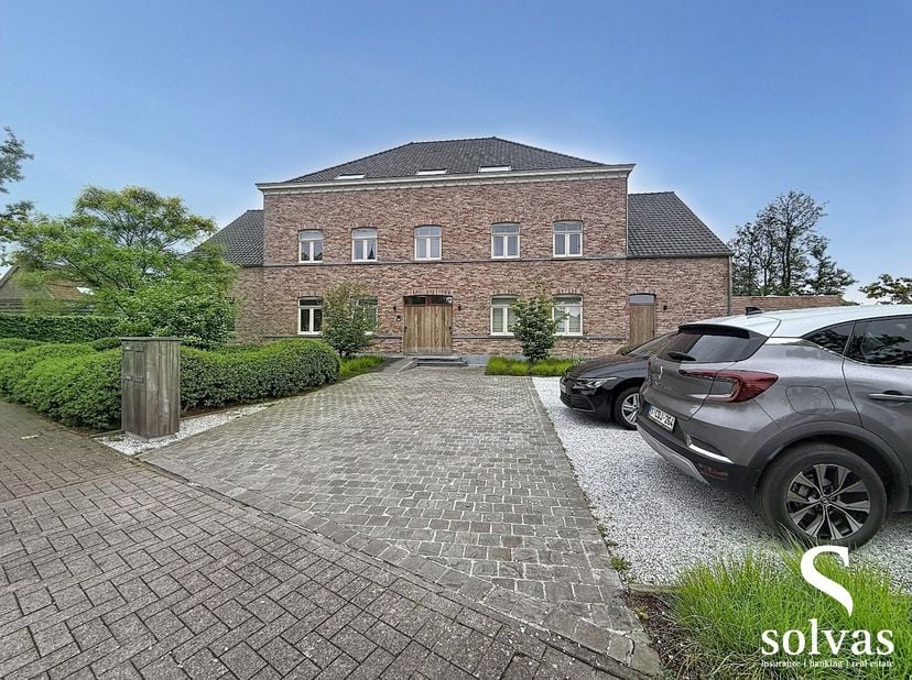 In het charmante en landelijke Oostwinkel, waar rust en groen centraal staan, bevindt zich dit uitzonderlijk goed onderhouden en volledig instapklare
