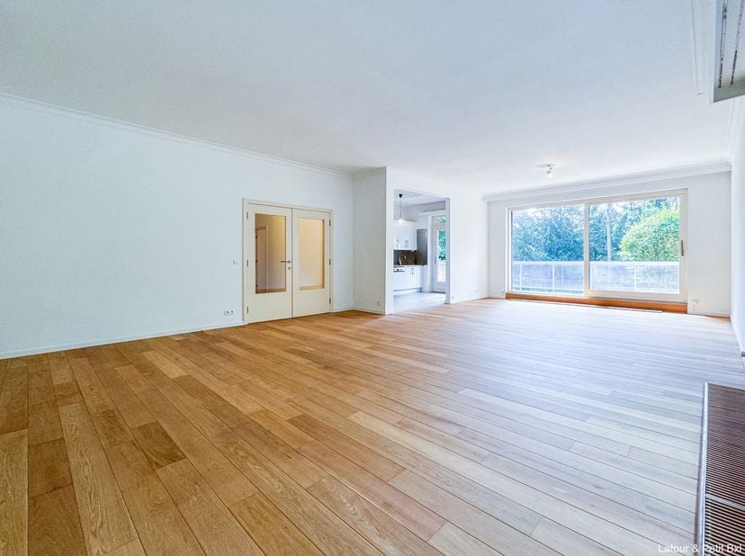 Uccle - dans un quartier résidentiel proche du centre, ce lumineux APPARTEMENT (3ch/2sdb) au rez de chaussée d'une copropriété avec concierge bénéfici
