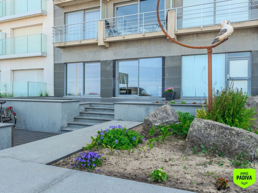 Genieten van wonen aan zee in een stijlvol vernieuwd appartement met prachtig frontaal uitzicht op het strand en de kustlijn.<br />
Dit instapklare ap