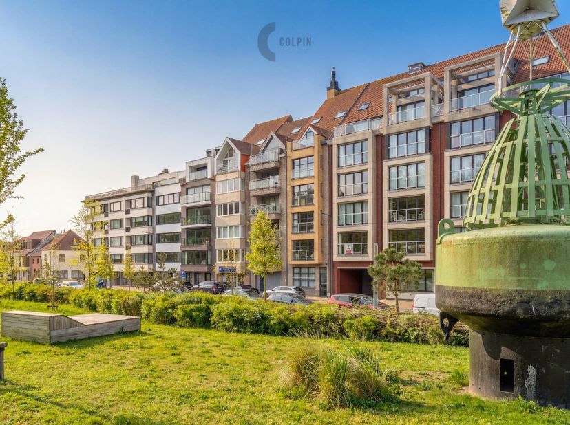 Ontdek dit aangename en instapklare appartement, ideaal gelegen in de gegeerde Knokkestraat te Heist-aan-Zee. Dankzij de centrale ligging bevindt u zi