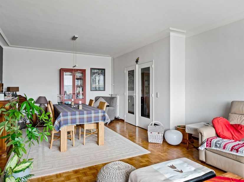 Instapklaar ruim appartement (97m²) met 2 slaapkamers, terras, fietsenstalling en kelderberging op toplocatie in Deurne!<br />
<br />
Ligging:<br />