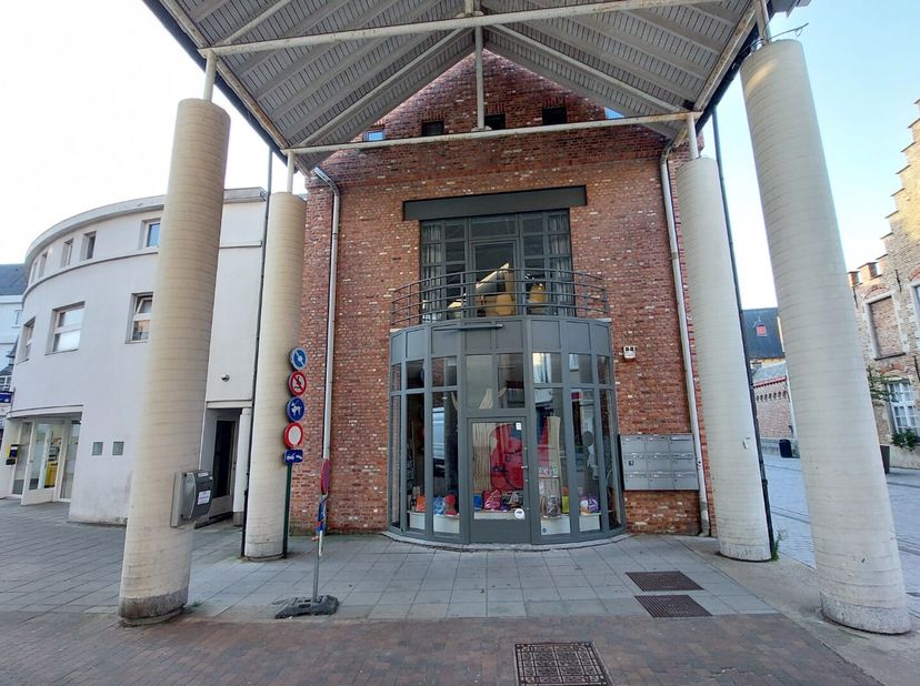 Deze commerciele handelsruimte is geschikt als winkel, kantoor, showroom,.... is gelegen in een drukke winkelstraat van Brugge, in de straat is er ook