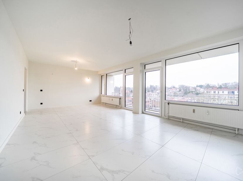 7e doorzon • Gerenoveerd 2025 • Twee balcons<br />
Op de 7e verdieping van een verzorgd gebouw uit 1968 biedt dit volledig gerenoveerde doorzonapparte