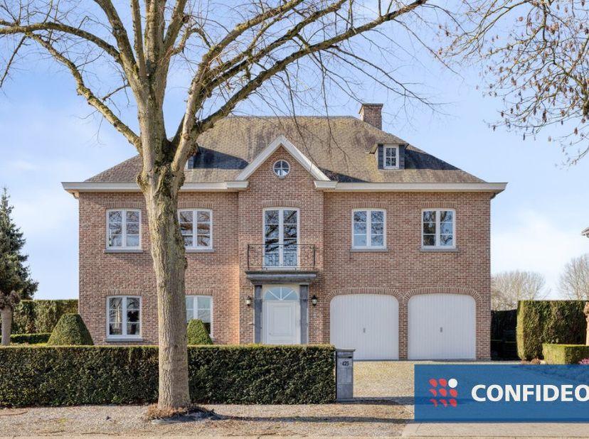 Bent u op zoek naar een woning waar ruimte en comfort centraal staan? Deze prachtige villa op een perceel van 8a65 biedt een uitzonderlijk ruim gevoel