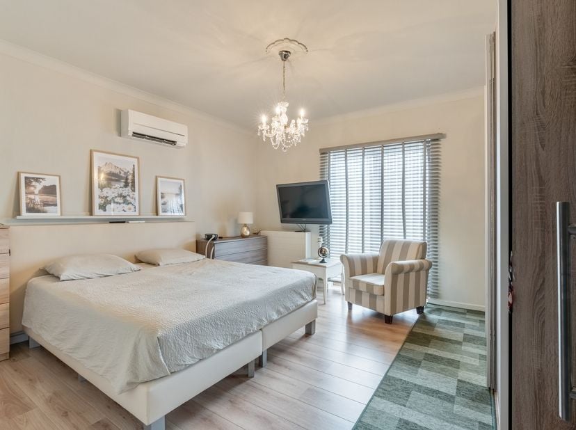 In een rustige omgeving net buiten het centrum van Sint-Truiden bevindt zich deze verzorgde open bebouwing, gelegen aan de Brandhoutstraat 45. De woni