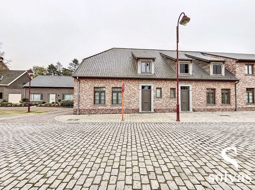 Deze aangename, goed onderhouden woning (bouwjaar 2013) is gelegen in het centrum van het rustige Poeke. Voldoet aan alle hedendaags wooncomfort en is