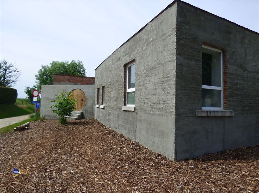 Droomt u van wonen in alle rust, omringd door natuur en met volop ruimte om uw eigen verhaal te schrijven? Dan is deze gedeeltelijk gerenoveerde hoeve