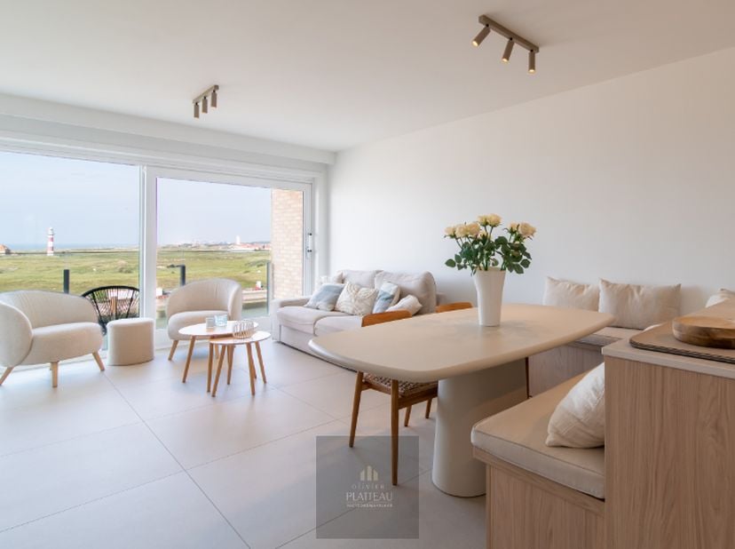 Op een uitzonderlijke locatie, aan het einde van de zeedijk van Nieuwpoort en pal aan de havengeul, bevindt zich dit schitterende appartement ontstaan