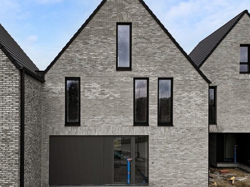 [[ DIT PAND NEEMT DEEL AAN DE ERA OPEN HUIZEN DAG OP 13/6 VAN 14:30 TOT 15:30 ]] Verrassend ruime nieuwbouwwoning met 4 slaapkamers, inpandige garage
