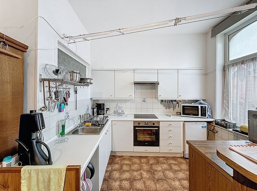 Een goed gelegen investeringspand bestaande uit een handelspand en drie verhuurde appartementen.&amp;nbsp;Dit gebouw geniet van een uitstekende centrale l